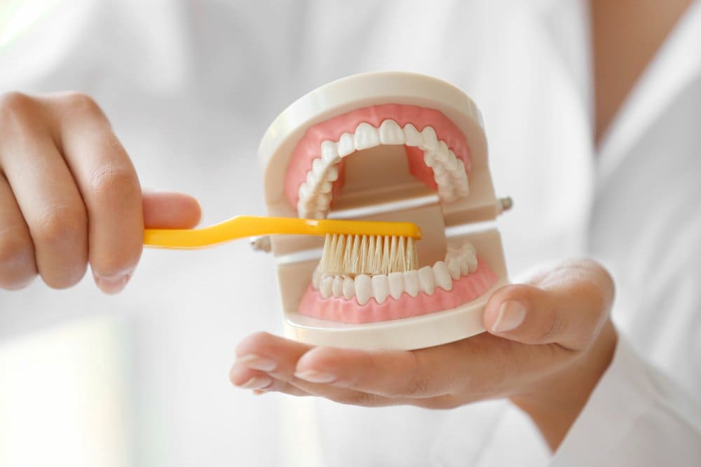 Особенности чистки съемного зубного протеза