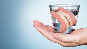 Как выбрать фиксирующие крема для съемных протезов