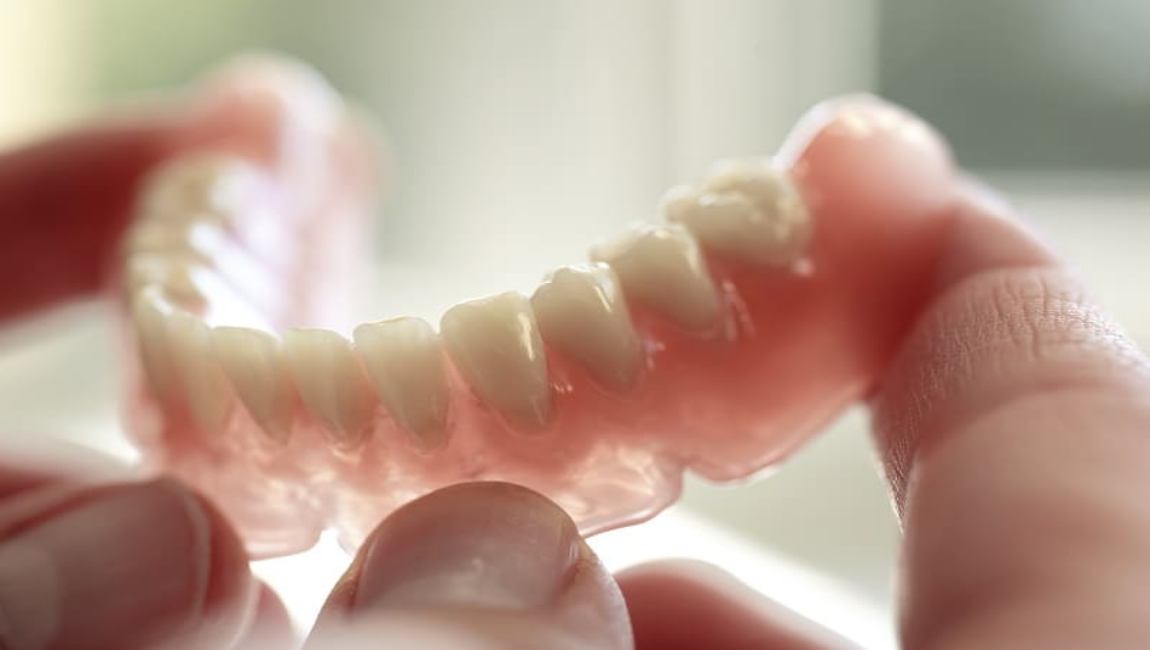 Возможно ли отбеливание зубных протезов